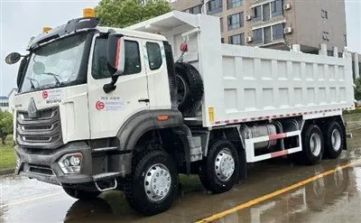 なんと 8x4 400 馬力のダンプ トラック